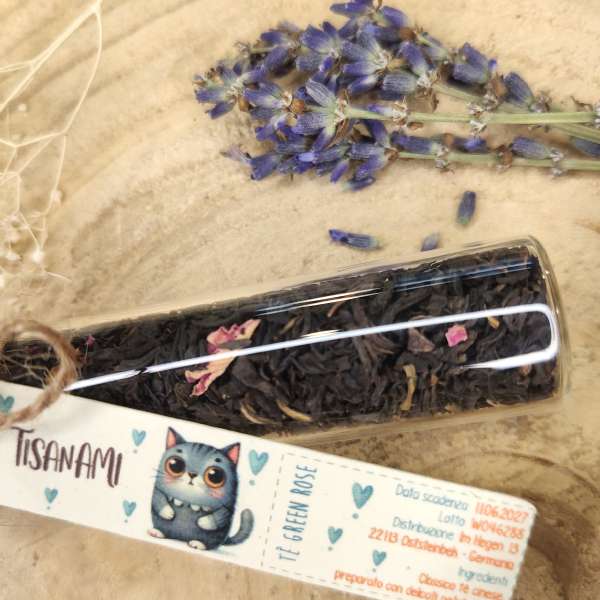 Te verde con petali di rosa in provetta di vetro